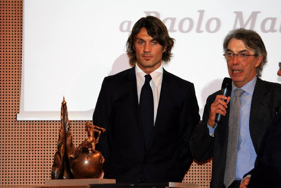 In Sala Buzzati, Paolo Maldini riceve il Premio Facchetti 2008 al fianco di Massimo Moratti. 